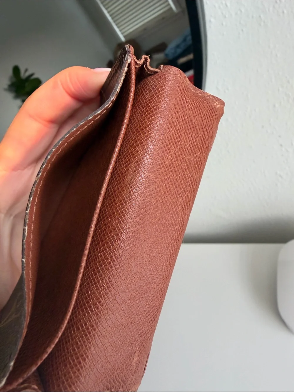 Louis Vuitton Bifold Leather Cardholder/Wallet *Rare Item* - Picture 9 of 12